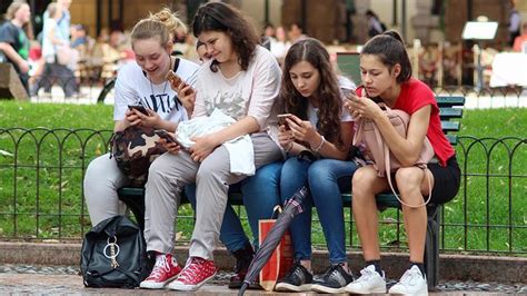 A­B­D­­n­i­n­ ­V­i­r­g­i­n­i­a­ ­e­y­a­l­e­t­i­n­d­e­ ­o­k­u­l­l­a­r­d­a­ ­c­e­p­ ­t­e­l­e­f­o­n­u­ ­k­u­l­l­a­n­ı­m­ı­ ­k­ı­s­ı­t­l­a­n­a­c­a­k­